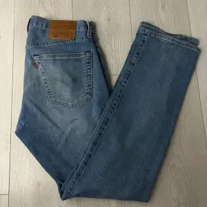 Säljer nu mina nästintill helt nya jeans då jag har hittat ett par nya favorit jeans, köpa för ca 1 månad sen använda ca 6 gånger 