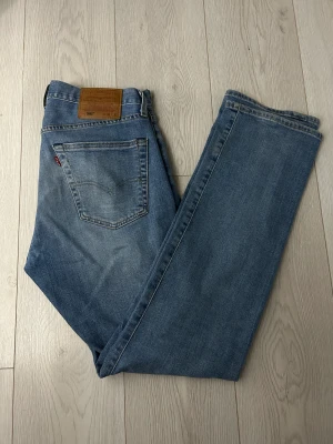 Levis 501 - Säljer nu mina nästintill helt nya jeans då jag har hittat ett par nya favorit jeans, köpa för ca 1 månad sen använda ca 6 gånger 