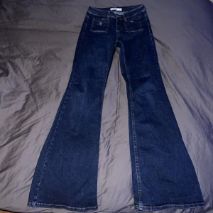 Jeans - Så snygga jeans från NA-KD som är köpta på sellpy men fortfarande nyskick🤍ganska mycket bootcut🤍