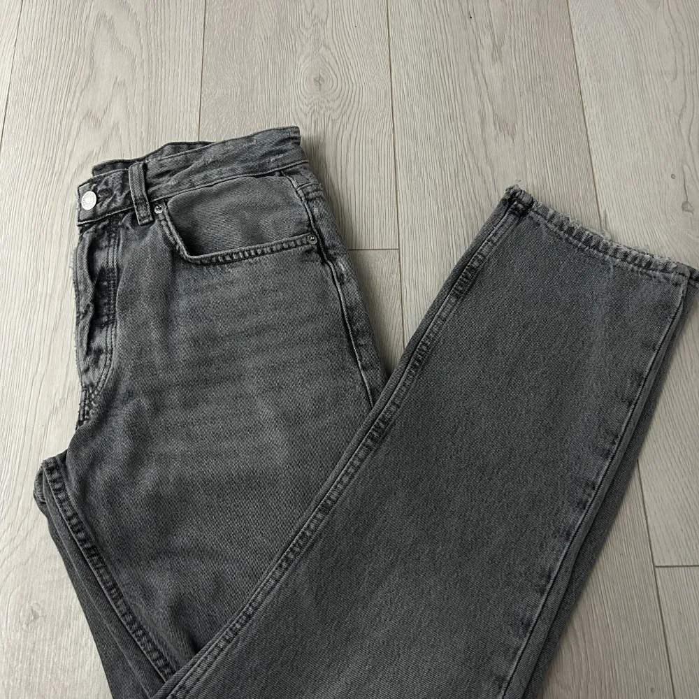 Säljer nu dessa skit snygga jeans som jag nyligen har köpt på näten men som inte passar så helt oanvända i toppskick . Jeans & Byxor.