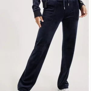 Mörkblå Juicy Coutore Byxor  - Säljer mina mörkblåa juicy Coutore byxor i storlek M, säljer dom då dom aldirg kommer till användning i super fint skick (skriv för egna bilder)