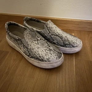 Duffy slippers  - Duffy slippers med snake print. Väldigt fint skick. 