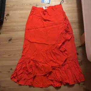 Fin omlott midi-kjol köpt på sellpy för två år sen. Passade mig inte så den är aldrig använd. Storleken är 36 och den är i bra skick. På bilderna är den lite skrynklig, ber om ursäkt