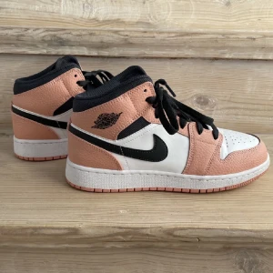 Air jordans 1 - Air Jordans 1 i Pink quartz, medelhöga. Är använda fåtal gånger så i väldigt fint skick.