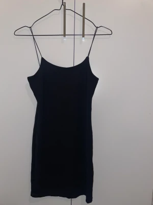 Chiquelle  -  basic klänning från Chiquelle. Använt 2 gånger. Fråga gärna vid intresse✨