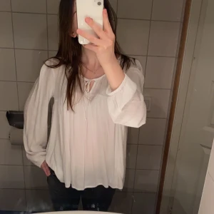 Vit blus  - Säljer min vita blus i strl M från stories för 100kr❤️nyskick