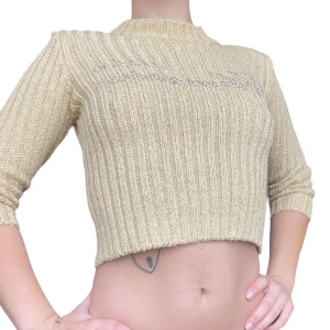 Guldig tröja - Stickad guldig tröja med rhinestones på!🌟 barn storlek men passar xs/s