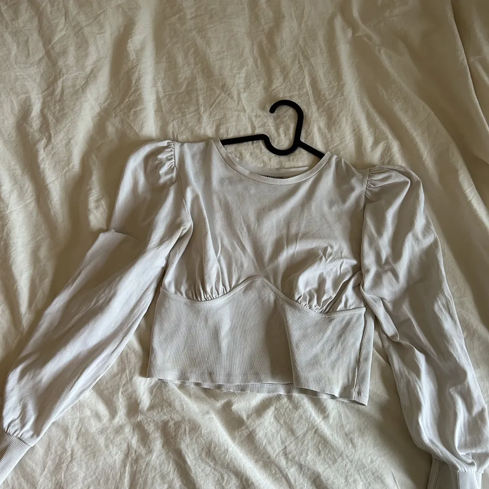 En vit fin tröja ifrån Vero Moda 🤍. Toppar.
