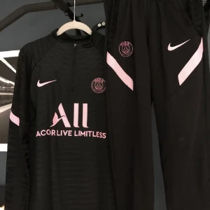 Psg tracksuit  - nyskick, byxorna är sönder så de är bara tröjan som säljs.