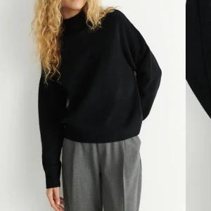 Stickad tröja  - Svart stickad tröja som nu säljs på grund av att jag har andra liknande tröjor. 