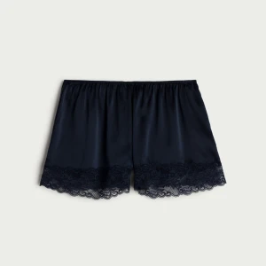 Pyjamas shorts - Ett par supersköna pyjamas shorts i siden från intimissimi. Använda ett fåtal gånger då de är lite stora på mig. Orginalpriset är 479, mitt pris 200 + budgivning.