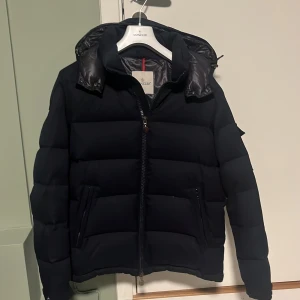 Moncler montgenevre  - Skitsnygg marinblå jacka från moncler i modellen montgenevre, skicket är väldigt bra skulle tippa på en 8,5/10 Nypris: 19,755 Storlek: 4, motsvarande L Tidlös vinterjacka som kommer vara lika schysst varje säsong! Hör av er vid frågor!