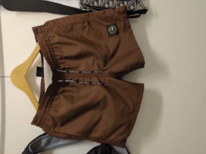 Stone Island streetwear  - Hej? Bilderna är kanska slarvig tagen. Skick är bättre var det ser ut på foton. Använder dem mesta av de är knappast används önska du mer bilder ,,det bara pm