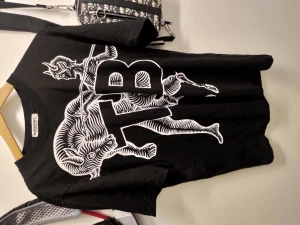 Burberry  - Hej? Bilderna är kanska slarvig tagen. Skick är bättre var det ser ut på foton. Använder dem mesta av de är knappast används önska du mer bilder ,,det bara pm