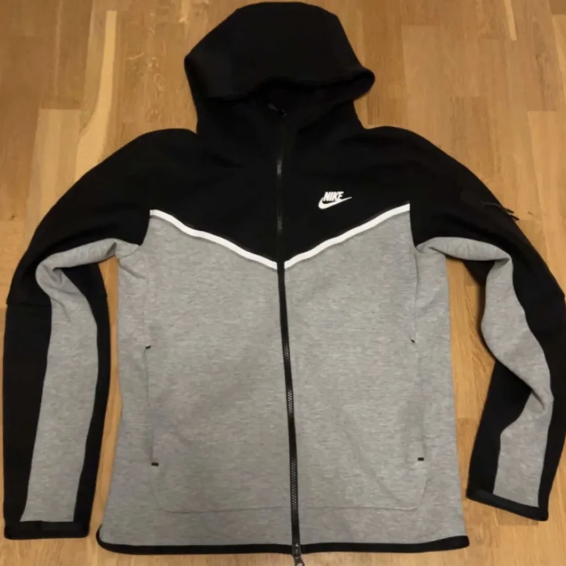 Säljer Nike tech fleece för billigt pris knappt använd 