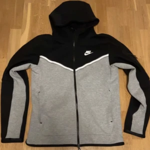 Säljer Nike tech fleece för billigt pris knappt använd  - Inga skador