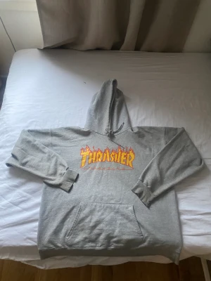 Thrasher hoodie  - Säljer nu min thrasher hoodie då ja inte använder den längre. Den är i storlek L, har storlek s i vanliga fall och den sitter oversized. Den är äkta (se bild två). Fick den förra året och har knappt använt den. Köpte för 1200 men säljer nu för 400 kr. 