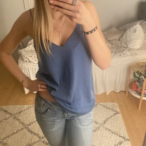 Blå v ringat linne - Blå v ringat linne i satin liknande material. Köpare står för frakten. Hör av er vid frågor eller intresse🩷