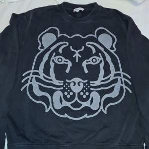 Helt ny limited edition kenzo tröja storlek M ny pris ca 4k säljs för ca 1600kr