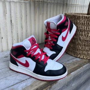Jordan 1 very berry - Air Jordan 1 ”Very Berry”, storlek 38,5. Endast använda ett fåtal gånger.  Köpta för 2499 på soleplus Jag kan stå för frakten☺️
