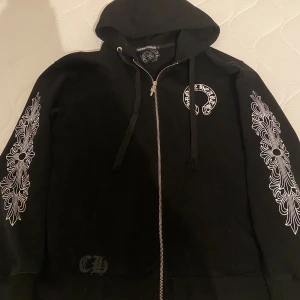 Chrome Hearts Zip Hoodie - Yo! Säljer nu min chrome hearts horseshoe zip i fint skick. Självklart äkta och kvitto från OG köpare finns. Storlek L men passar även M. Hör gärna av dig vid frågor!