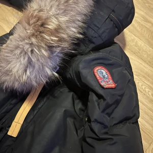 Jacka  - Säljer nu min vinterjacka jag använt i en vinter Max. Storlek small. Bra skick men använt inga skador eller så. Kan skickas med PostNord elr något liknande  äkta såklart då de finns Scan kod att scanna ifall man är tveksam.