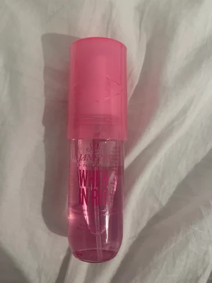 Sol de janiero - Köpte 2 av denna och tror att 1 räcker. Luktar super gott😍Den var limited edition och helt slutsåld nu! Helt oöppand (plasten finns kvar på) Går inte ner i pris på denna pga att den är slutsåld och var limited edition 