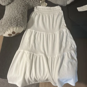 Långkjol - Vit lång kjol från Gina, aldrig använd endast testad och tyckte ej den passa mig, från barnavdelningen men passar mig som är 160cm