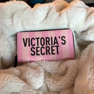 Plånbok - Jätte fin plånbok, väldigt rymlig, köpt i Miami usa aldrig använt 