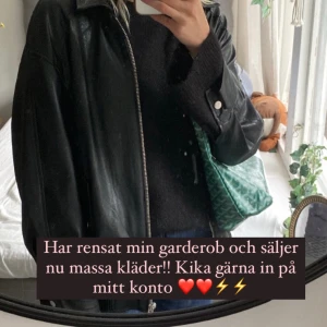 Skinjacka bombermodell - Helt oanvänd skinjacka från Bershka Säljer för att jag köpt andra jackor o den ej kommer till användning 💙 