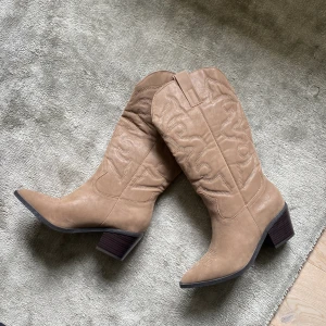 Bruna cowboyboots - Oanvända bruna cowboyboots i storlek 39-40. Köpte till en fest som blev inställd