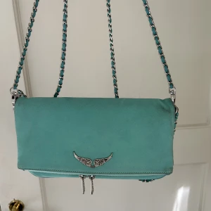 Zadig väska - Säljer min Zadig väska då jag inte använder den längre. Lite missfärgningar på baksidan men syns inte när man har på de 🩵🩵