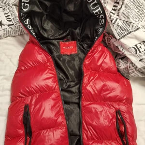 Guess väst  - Säljer min väst storlek small/46