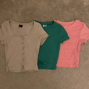 Tre toppar  - Säljer alla i ett! Den rosa är i storlek xxs och är ribbad och är ifrån new yorker, den gröna är ifrån hm och är i xs och den beiga är ifrån Gina tricot och är i S💓💓💓säljer helst alla tillsammans 