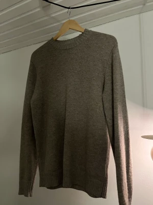 Massimo dutti tröja  - En stickad Massimo dutti tröja. Inga fel på den säljer pga att den har blivit för liten Storlek M men passar S om man vill ha den lite mer oversize