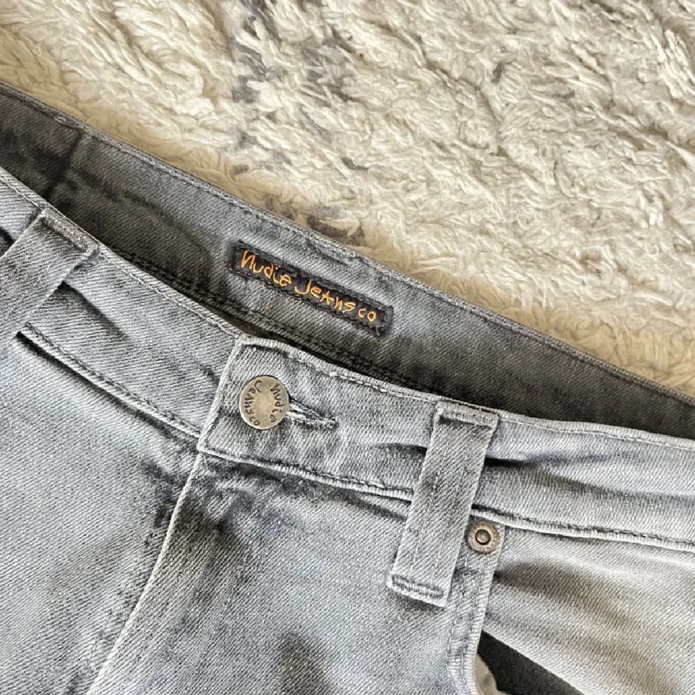 säljer dessa jeans då jag inte använder dom längre💗. Jeans & Byxor.