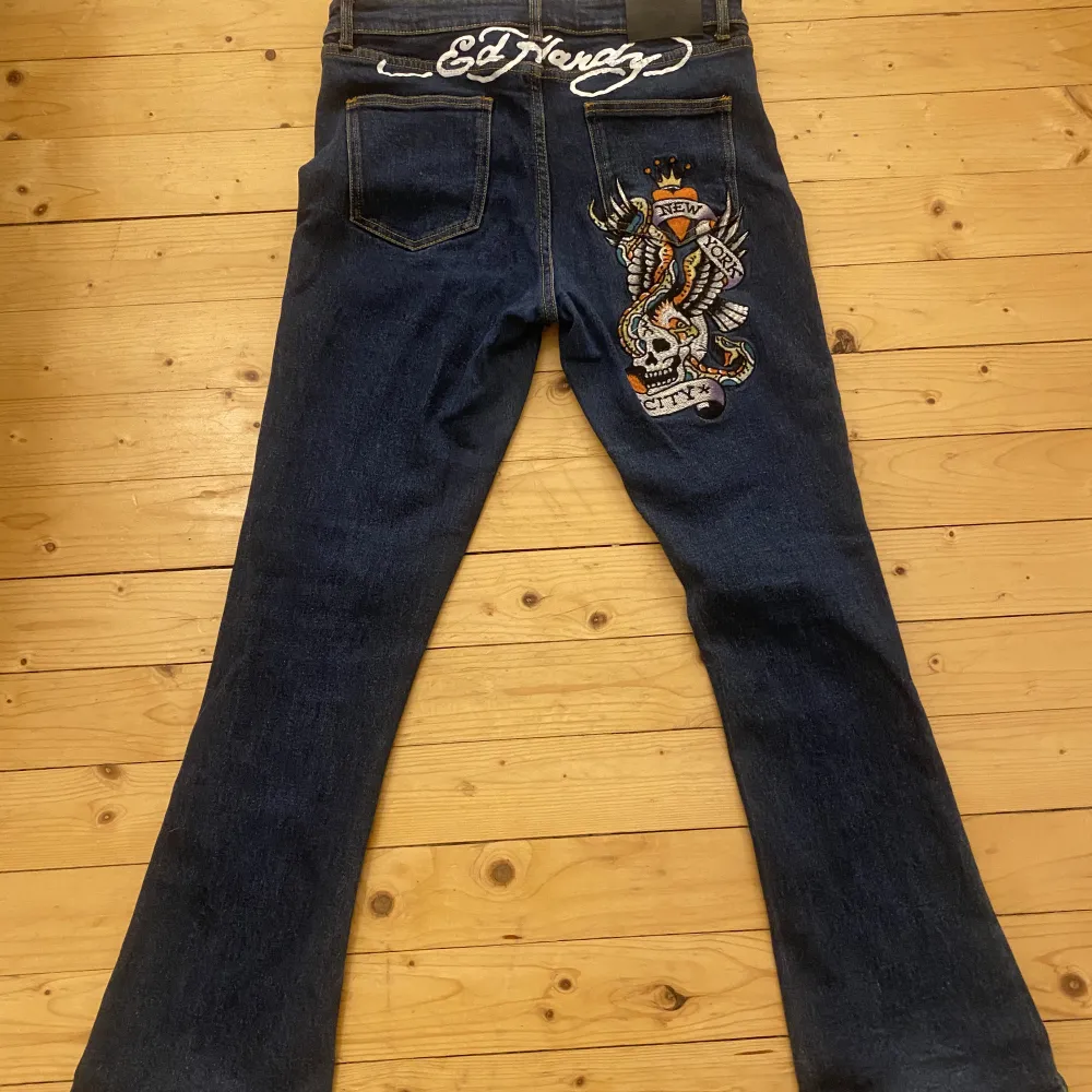 ett par midwaist jeans från ed hardy som ja använt ca 3 gånger och ja säljer jeansen för att dom e för små för mig.🩷. Jeans & Byxor.