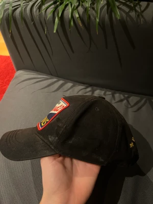 300 - Dsquared2 keps äkta.  QR kod till Dsquareds hemsida.  Salt fläckarna går att tvätta bort.