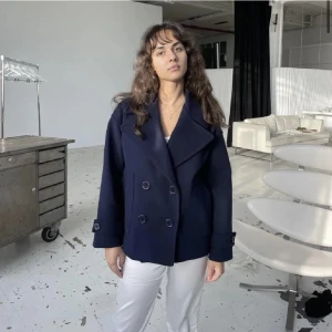 DesignBySi kappa - Vill byta min fina kappa ifrån design by si i navy blue mot en svart kappa ifrån design by si❤️ kan även mig tänka mig att sälja