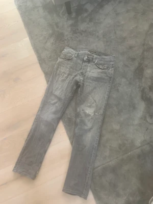 Nuddie Jeans Gråa - Nuddie Jeans i gråfärg. 