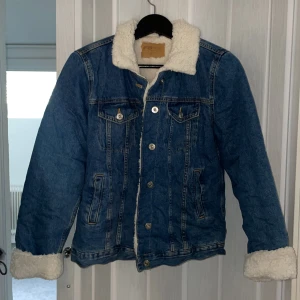 Vinter jacka  - Jeans jacka som är fodrad i hela. Köpt på new yorker. Fickor på sidan. I princip oanvänd. 