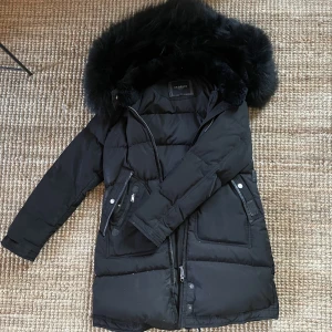 Cedrico Monet Jacka Dam str S - Säljer min Cedrico i modell Monet. Använd en vinter, inköpt för 7.999 kr. Stor päls både på och i krage. Klarar värme mycket bra. Lite stor i sorleken, så skulle säga att den även passar en M. 