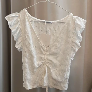 Zara topp - Jättefin topp från zara som inte längre säljs, prislapp kvar💕