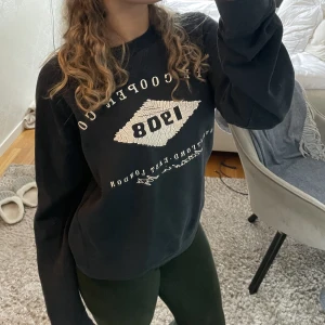 Hoodie - En as snygg second hand tröja! Jag är 160