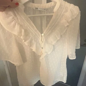 Blus  - Super söt blus med volanger fårn zara💞💞