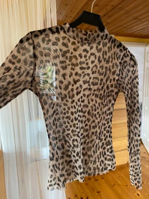 Topp - En genomskinlig topp. Från Gina i storlek Xs. Använd några gånger men inga defekter förekommer.