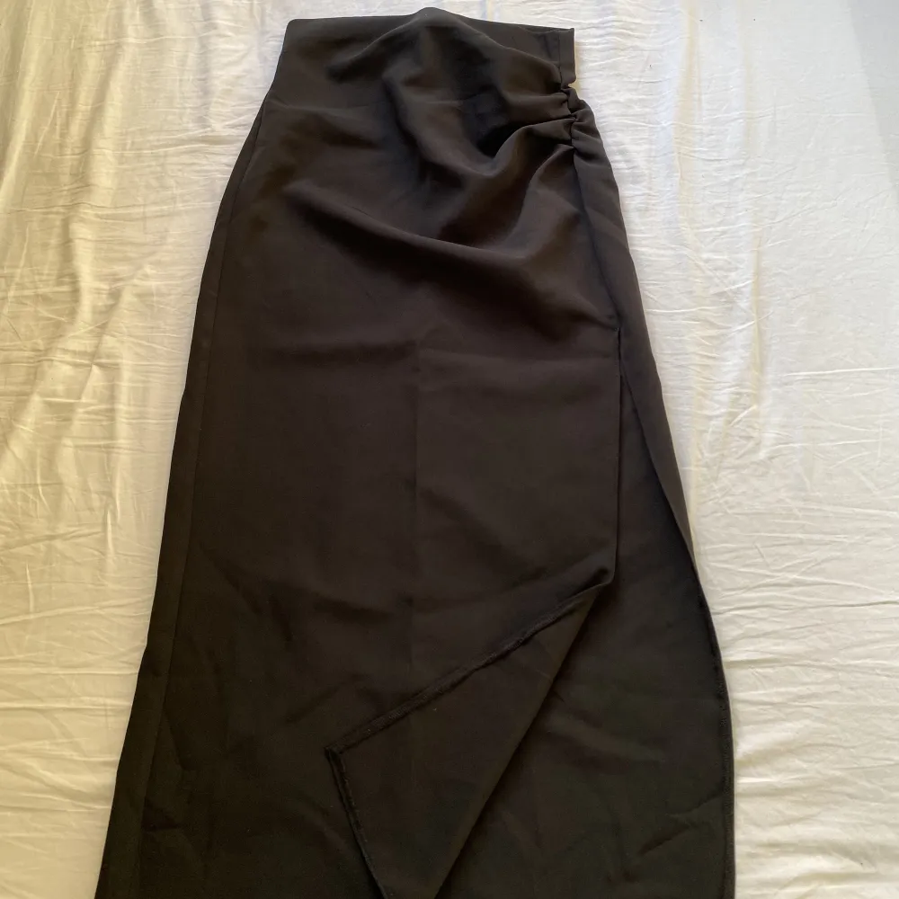Säljer denna svarta kjol, matchar till allt och knappt använt. 🖤. Kjolar.