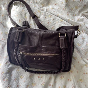 Väska  - Superfin lila väska som jag köpt vintage, passar så bra till skolan! r 💕 