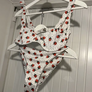 jordgubbs bikini  (M) - jättefin prickig jordgubbs bikini 🍓detta set är från shein, i storlek M. har tidigare sålt en likadan i S, och kjolen i M till detta set är såld. bikini underdelen är highwaisted, toppen ger inte mycket support och skulle passa mindre kupor :) kp för mått