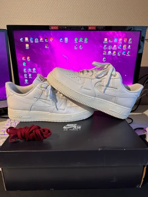 Air Force 1 Premium Strlk 42,5 - Air Force 1 Premium i storlek 42,5.  Använda en del men väldigt välskötta, tvättade rättså mycket för att hålla dem rena. Köpta på Zalando och är numera slutsåld och har varit jätte länge, därav priset.